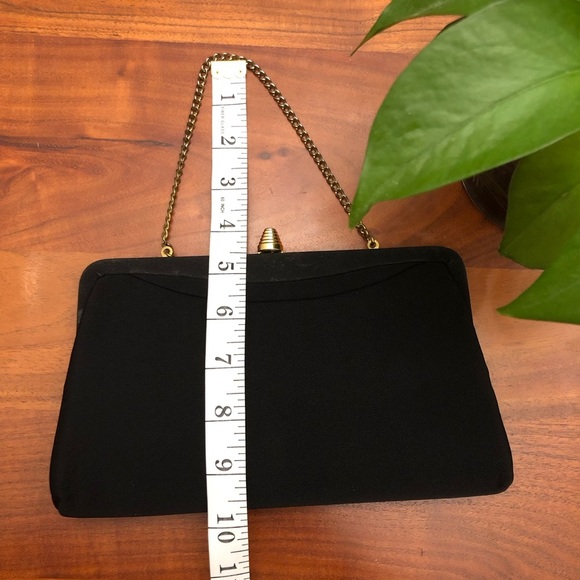 Vintage Minimalist Gorgeous Black Chain Clutch Wristlet Bag Golden Tone Hardware - Picture 11 of 13